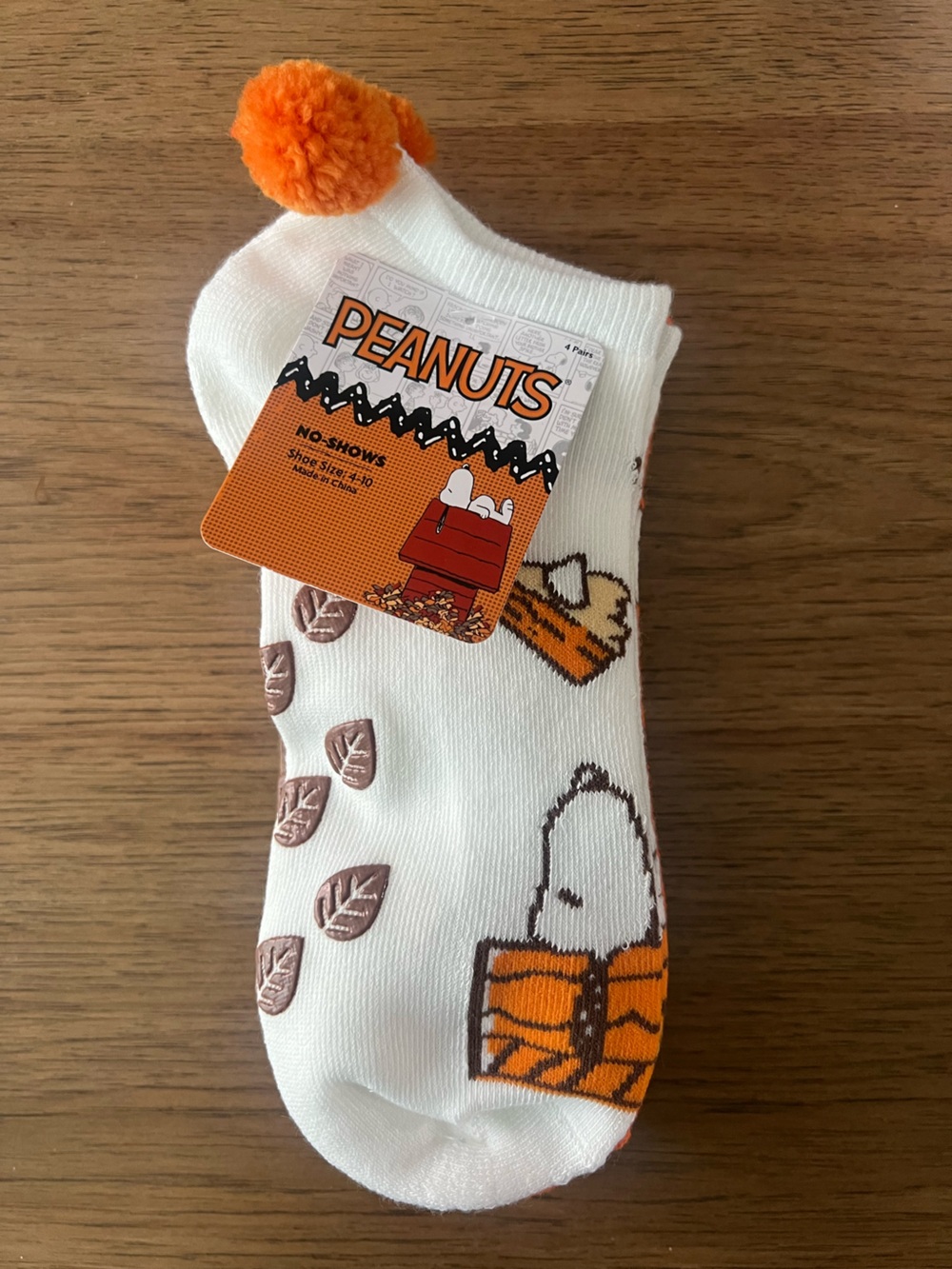 NEW Peanuts Snoopy and Friends Fall / Halloween No Show Socks with Grip - 4 pack